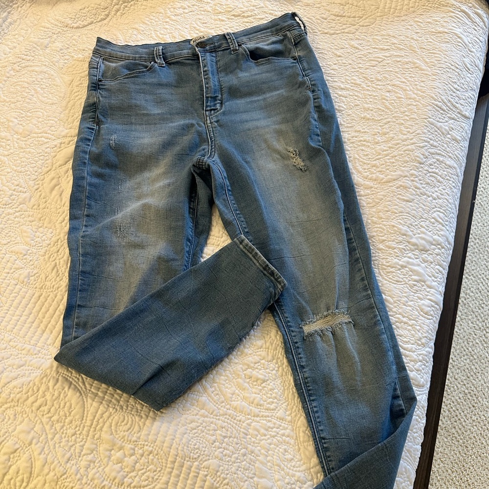 Mudd Women's Cropped Distressed Blue Jeans